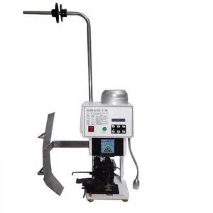  케이블 테일 플러그를 만들기 위해 AC 단자를 케이블에 압착합니다.